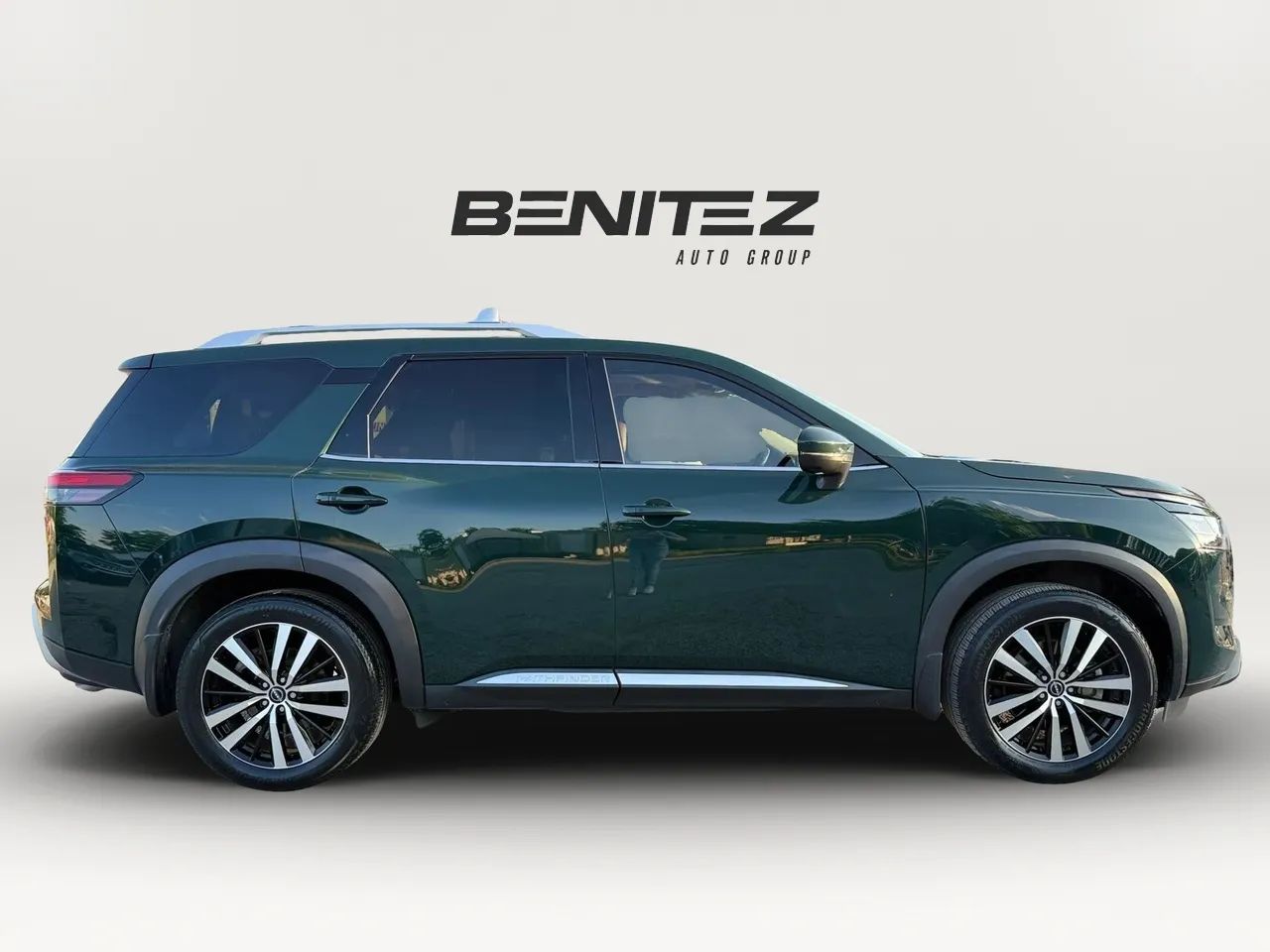 2023 Nissan Pathfinder Platinum 2WD's photo